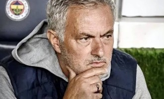 穆里尼奥再掀舆论狂潮，25分钟11打10换来0：0，裁判两度改变比赛