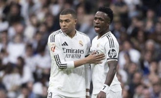 巴萨2-0完胜西班牙人！提前两轮问鼎西甲，弗兰克包揽国内三冠