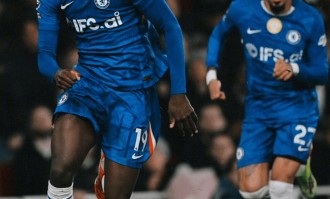 阿森纳2比1切尔西领跑英超，角球成为主题，红牌左右德比胜负