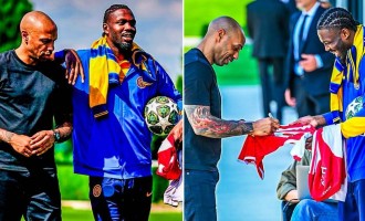 儿厂梦？小图拉姆与亨利一起备战欧冠，让后者在阿森纳球衣上签名