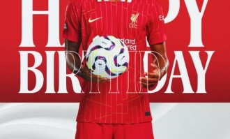 利物浦为赫拉芬贝赫庆祝23岁生日，球员本赛季出战35次助球队夺冠