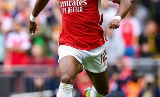 太出色了！阿森纳新人铁卫制霸攻防两端，塔帅争冠奖杯的关键点